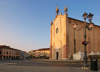 Obraz premium Montagnana, Italy - August 25, 2017: Cathedral of Piazza Vittorio Emanuele 2.
