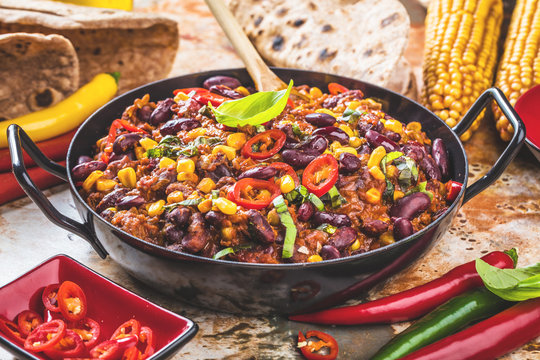 Chilli con carne und frische selbstgemachte Tortillas