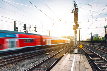 Obraz premium Zug verlässt Kölner Bahnhof 