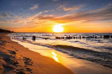 Coucher de soleil sur la plage de la mer Baltique en Pologne