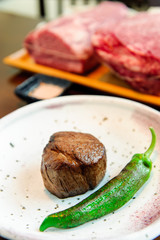 皿に乗ったステーキ肉と生肉
