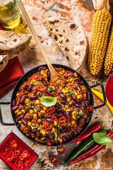 Chilli con carne und frische selbstgemachte Tortillas