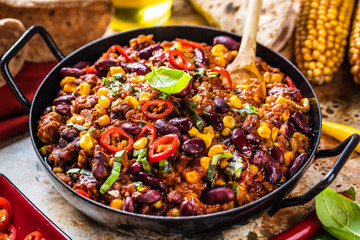 Chilli con carne und frische selbstgemachte Tortillas