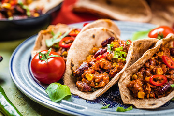 Chilli con carne und frische selbstgemachte Tortillas