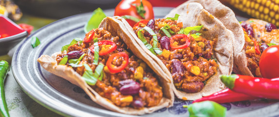 Chilli con carne und frische selbstgemachte Tortillas