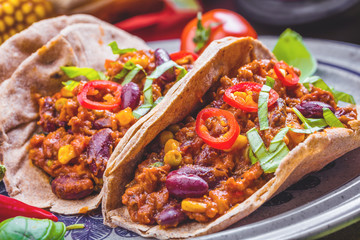Chilli con carne und frische selbstgemachte Tortillas
