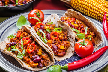 Chilli con carne und frische selbstgemachte Tortillas