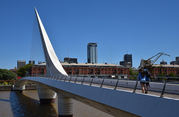 Bassin du quartier des affaires de Puerto Madero &agrave; Buenos Aires, Argentine