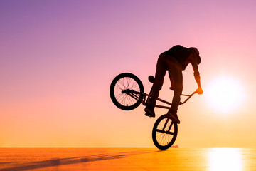 BMX rider at sunset - obrazy, fototapety, plakaty