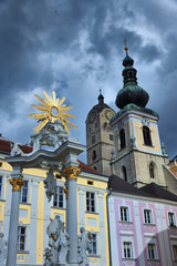 Dreifaltigkeitssäule und Pfarrkirche in Krems