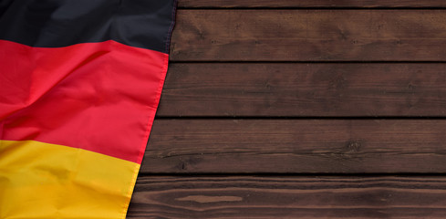 Deutschlandfahne vor Holzboden 