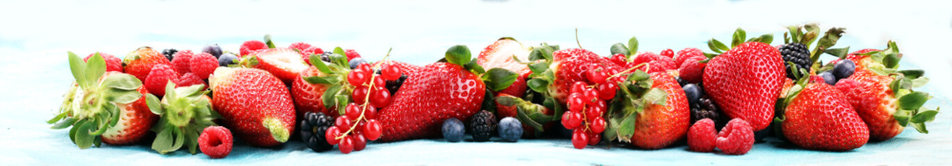 Obraz premium Berries overhead closeup colorful assorted mix of strawberry, blueberry, raspberry, blackberry and red currant