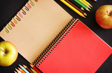 Fototapeta na wymiar Sketchbook with color pencils