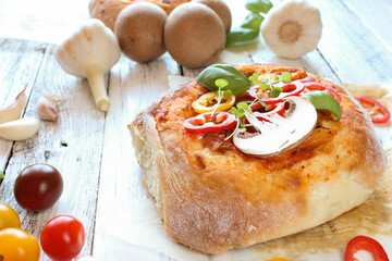 selbstgemachte Pizza Stück Gemüse frisch frisches Pilze Tomaten Knoblauch 