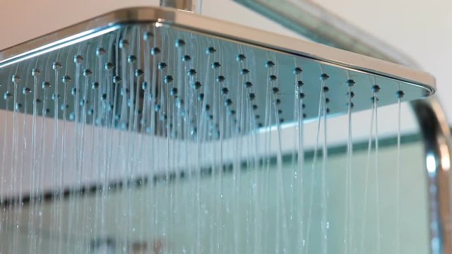 Doccia a pioggia con acqua calda che esce e vapore