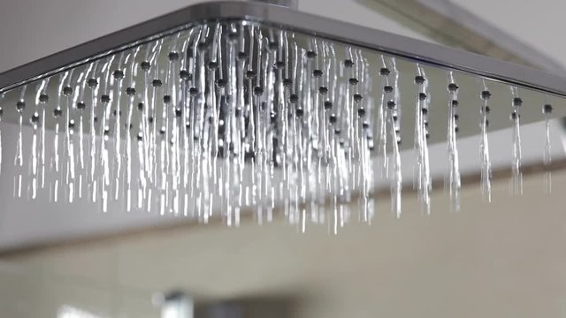 Doccia a pioggia con acqua calda che esce e vapore