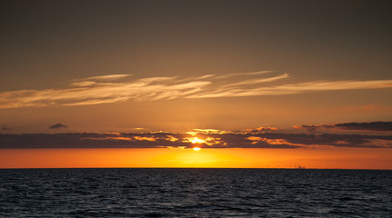 Obraz premium Warn sunset in a deep blue ocean. Best background 