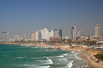 Malowniczy widok zatoki Morza Śródziemnego, plaża, nabrzeżę i nowoczesna architektura w Tel Awiwie, Izrael, na piaszczystej plaży odpoczywający ludzie, fale na morzu, niebieskie niebo - obrazy, fototapety, plakaty