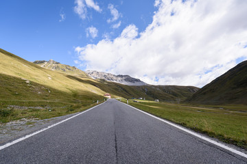 Fototapeta premium Bonitos puertos de montaña en las dolomitas de Italia