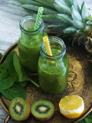 jus, smoothie, coctail, legume, epidards, fruit, sain, frais, régime, vert, légume, citron, ananas, eau, organique, boissons, en bouteille, santé, naturel, plateau, bois, paille, feilles, aliments
