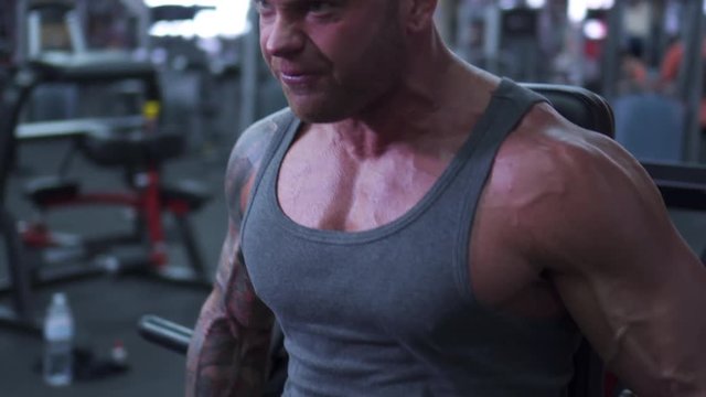 strong man trining legs