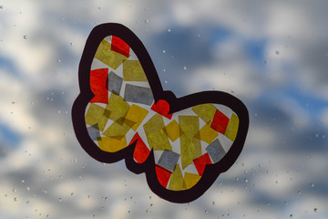 Schmetterling gebastelt durch Kind am Fenster