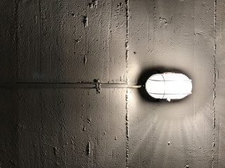 Deckenlampe an einer Betondecke im Keller