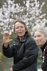 frau grüsst optimistisch