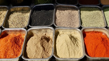 Verschiedene Gewürze, Angebot auf Markt 