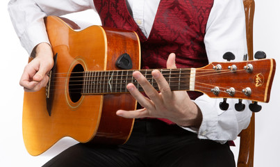 Guitariste jouant de la guitare sèche en acoustique