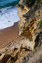 Playa bajo un acantilado en Barbate en el sur de España