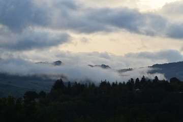 Colline e nebbia al mattino 