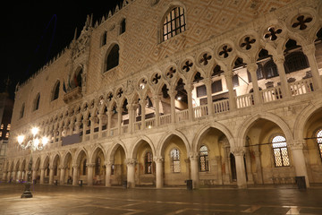 Fototapeta premium Ducal Palace and street lamps at night with long exposure in Ven