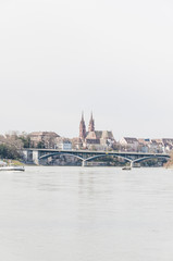 Obraz premium Basel, Stadt, Basel-Stadt, Altstadt, Rhein, Fähre, Wettsteinbrücke, Münster, Kirche, Grossbasel, Rheinufer, Rheinschifffahrt, Frühling, Schweiz
