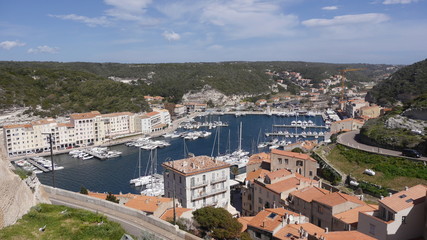 Fototapeta na wymiar Hafenstadt Bonifacio auf Kalksteinfelsen, im Süden von Korsika