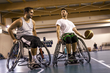 Obraz premium disabled sport men in action while playing basketball