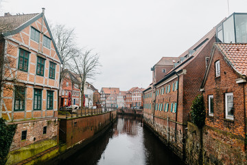 Historischer alter Hafen der Hansestadt Stade im Frühjahr