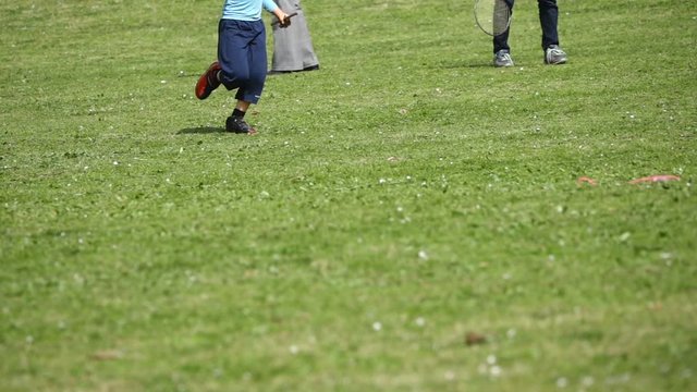 公園　イメージ　芝生を走る子供　スーパースローモーション　240fps