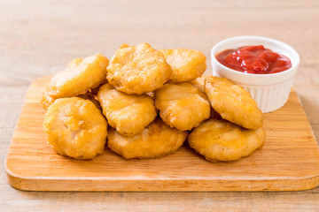 Chicken nuggets with sauce