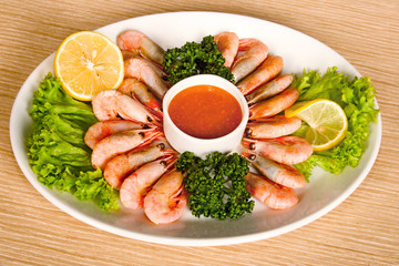 shrimps with lemon, sauce and lettuce
