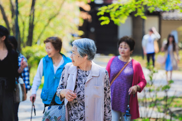 仲良し高齢者女性