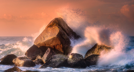 Obraz premium Tropikalna plaża ze skałami i dużymi falami