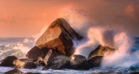Papier Peint photo autocollant Eau Plage tropicale avec rochers et grosses vagues déferlantes