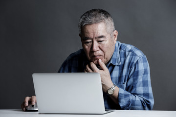 シニア男性とパソコン