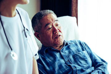 シニア男性と介護イメージ