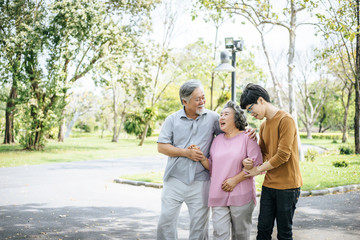 Obraz premium happy family walking outdoor in the park