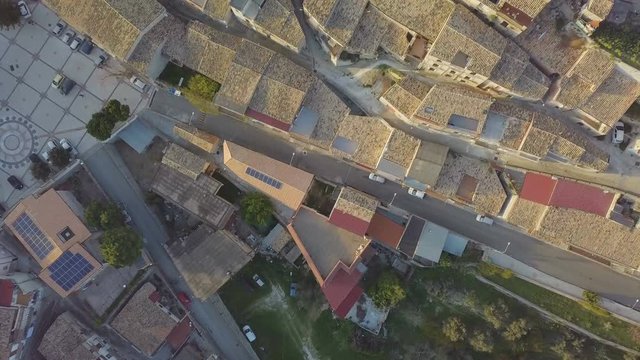 Castello con torre medievale in Italia, costruito per avvistamento e difesa della popolazione dalle invasioni saracene. Vista aerea.