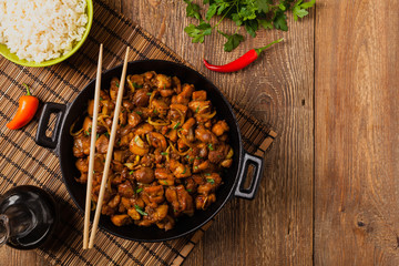 Sweet, caramelized fried chicken with soy sauce in Vietnamese.