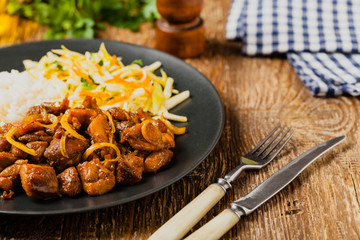 Sweet, caramelized fried chicken with soy sauce in Vietnamese.