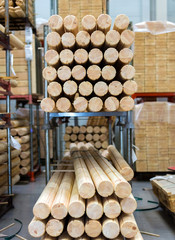 Słupki  i kształtki drewniane przygotowane do wysyłki w zakładzie produkcyjnym - obrazy, fototapety, plakaty